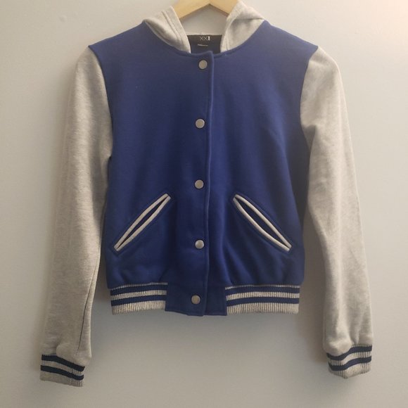 Cute Letterman Jacket. Good condition in size smal - Picture 2 of 5